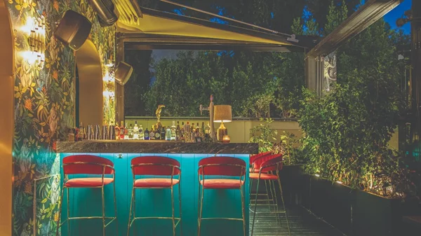 Απόδραση στο κατάφυτο αίθριο του «Royal Monkey»